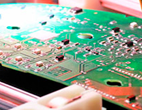 Schéma de conception électronique avec routage et prototype de carte